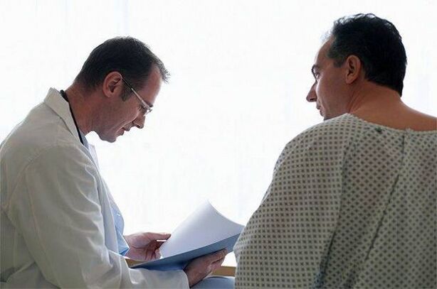 ang doktor ay nagrereseta ng gamot para sa prostatitis sa pasyente