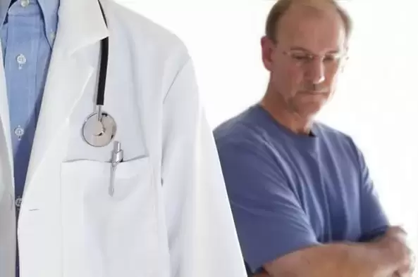 Ang isang lalaki na may mga sintomas ng talamak na prostatitis ay dapat magpatingin sa isang urologist